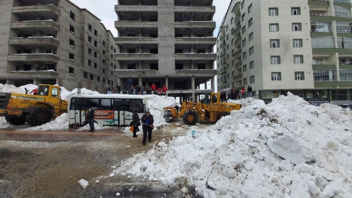 &Ccedil;atıdan d&uuml;şen tonlarca karın altında kalan 3 kişi kurtarıldı