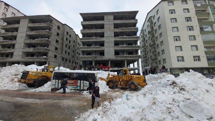 Çatıdan düşen tonlarca karın altında kalan 3 kişi kurtarıldı G2