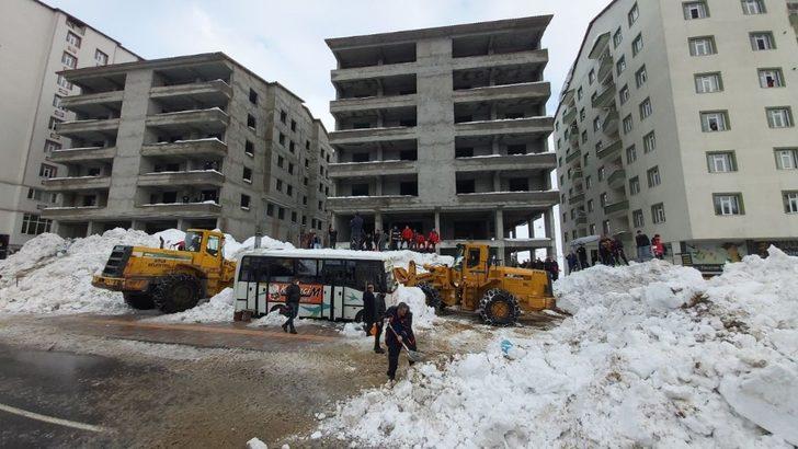 Çatıdan düşen tonlarca karın altında kalan 3 kişi kurtarıldı G3
