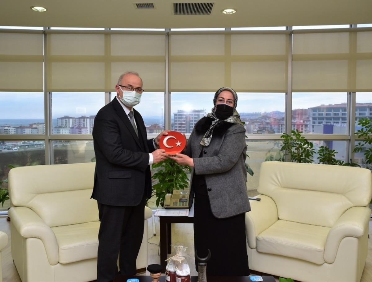 &Ccedil;arşambalı kadınlardan Rekt&ouml;r &Uuml;nal&rsquo;a y&ouml;resel &uuml;r&uuml;nler