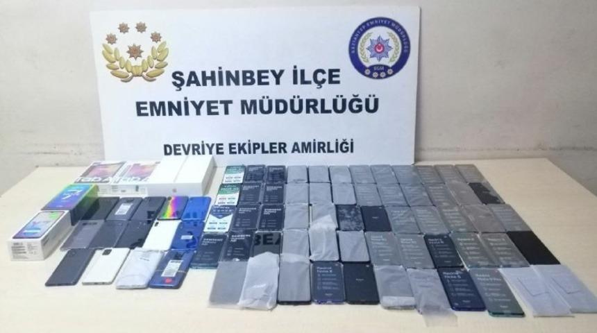 Gaziantep&rsquo;te g&uuml;mr&uuml;k ka&ccedil;ağı 73 adet cep telefonu ele ge&ccedil;irildi