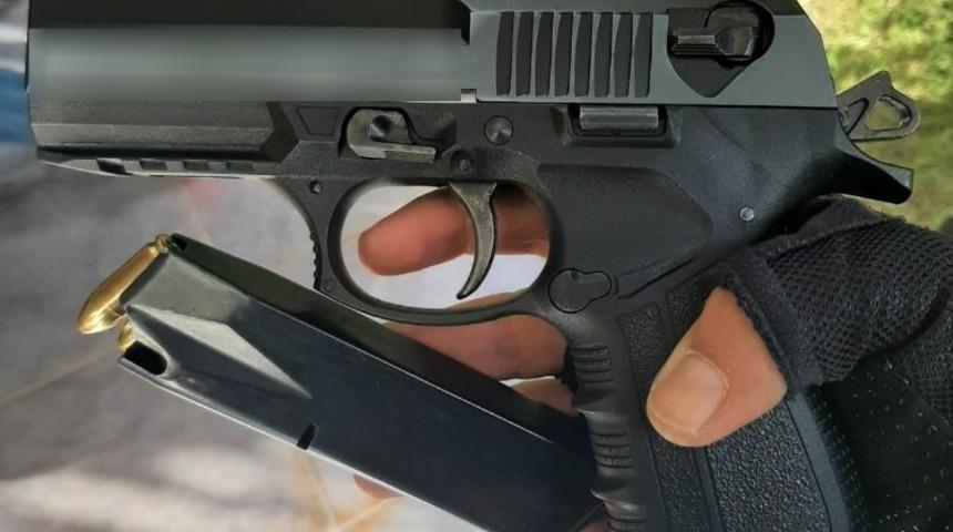 KAAN uygulaması ile şüpheli şahıs ruhsatsız tabancayla yakalandı