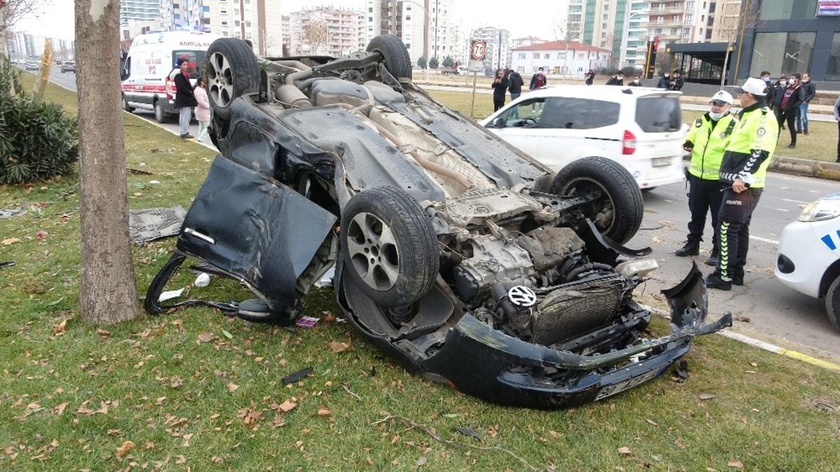 Makas atan s&uuml;r&uuml;c&uuml; direksiyon hakimiyetini kaybetti: 4 yaralı