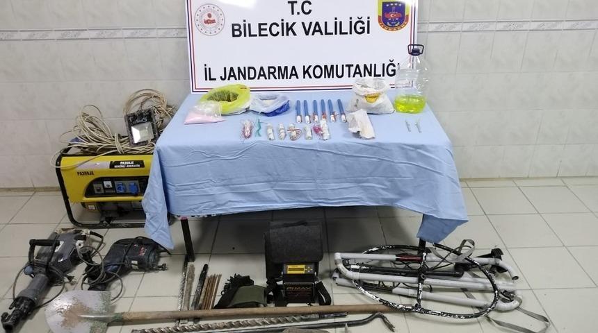 Patlayıcılarla ka&ccedil;ak kazı yapan 3 kişi yakalandı