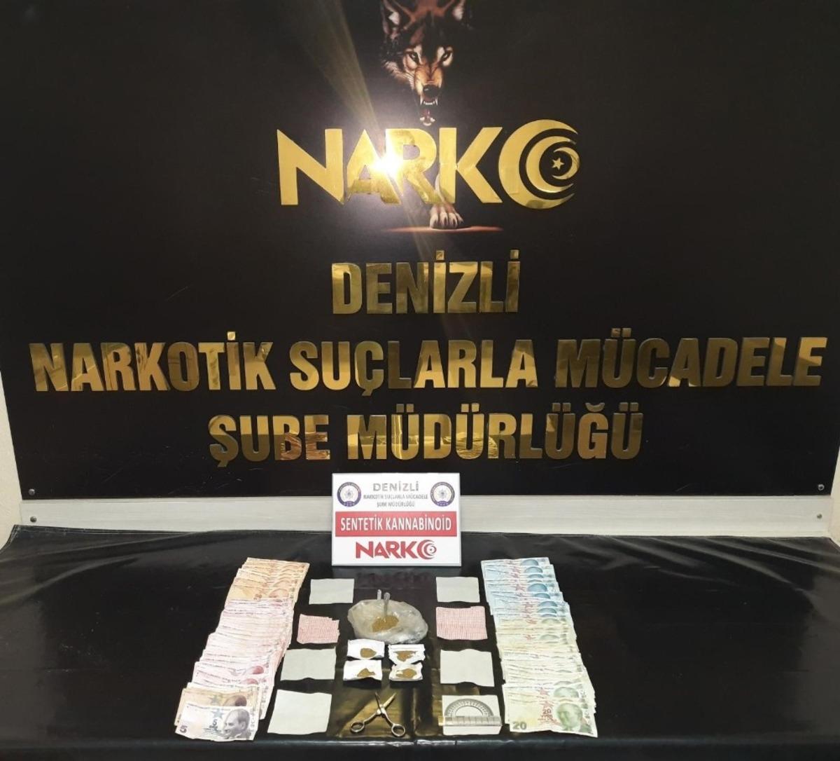 Sattıkları zehrin parasıyla birlikte yakalandılar