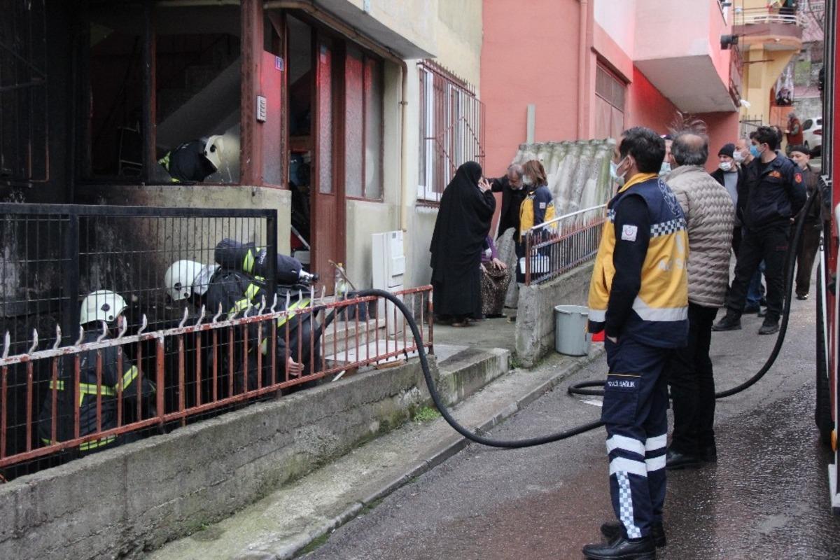 Klimadan &ccedil;ıkan yangın evi k&uuml;le &ccedil;eviriyordu