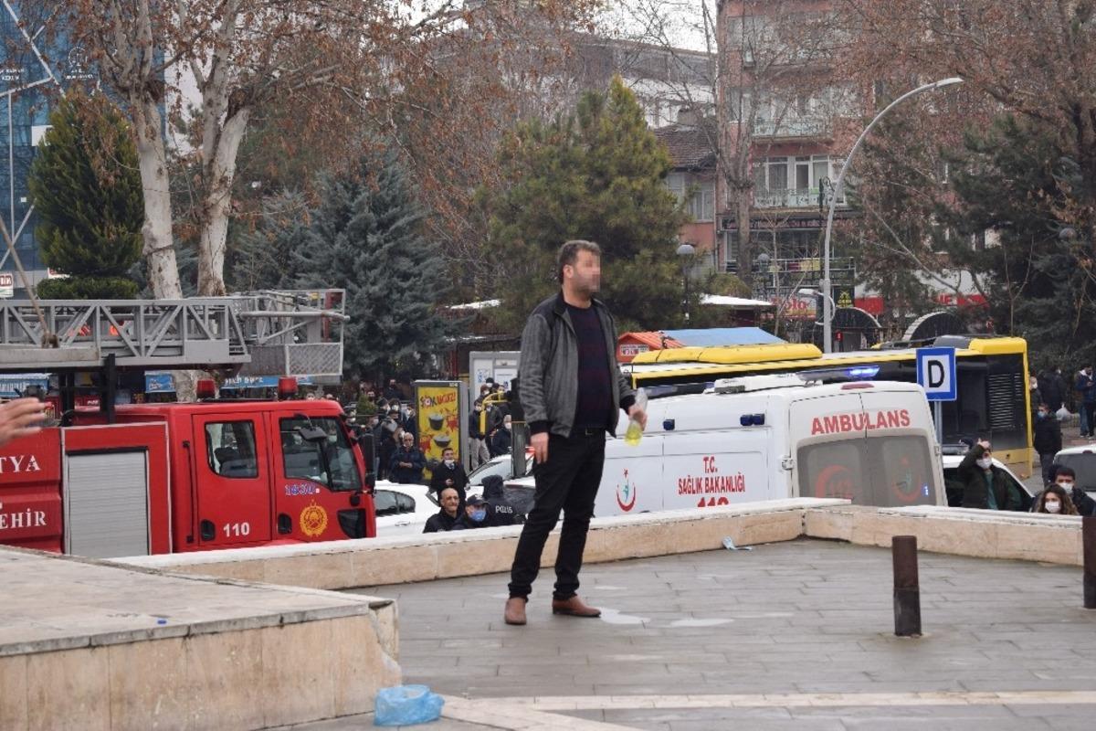 15 Temmuz Meydanı&rsquo;nda kendini yakmaya &ccedil;alıştı, polis ikna etti