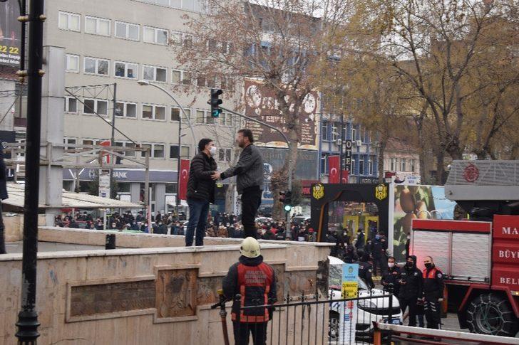 15 Temmuz Meydanı’nda kendini yakmaya çalıştı, polis ikna etti G2
