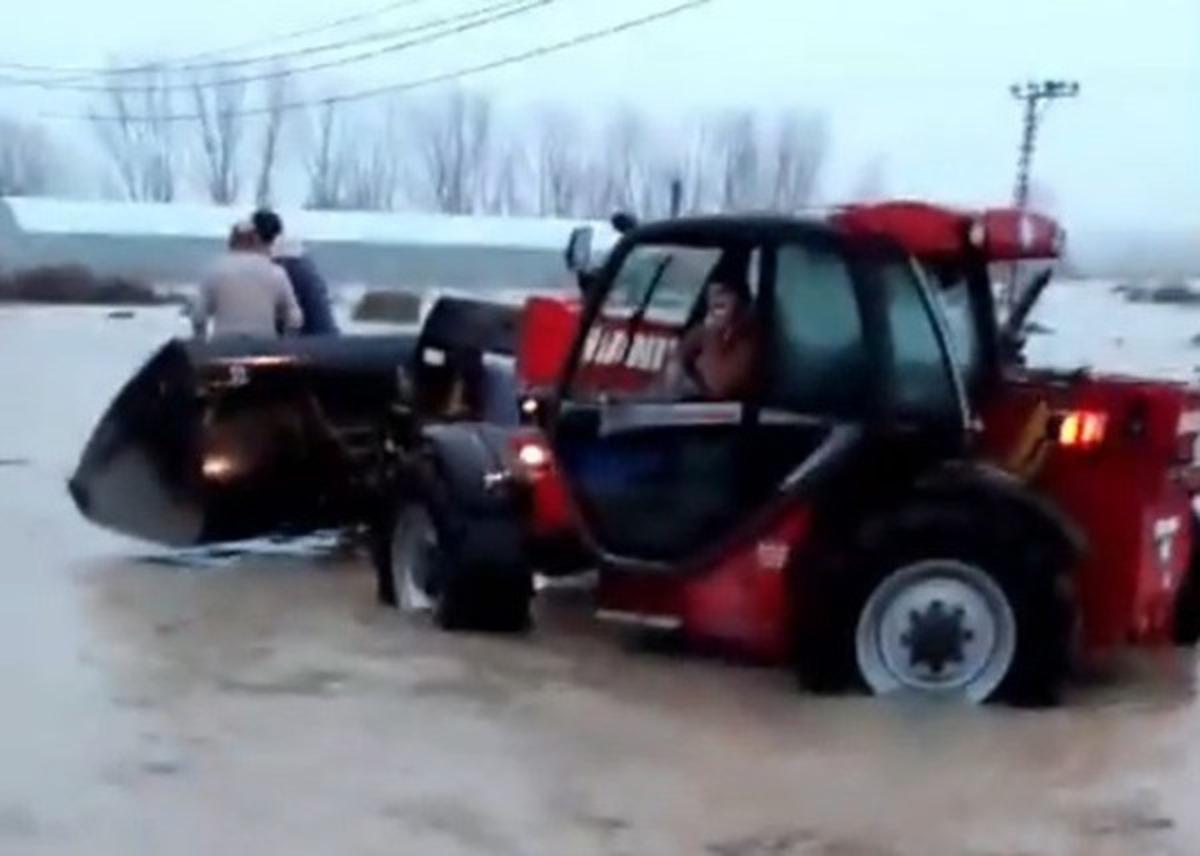 Edirne&rsquo;de dereler taştı, ara&ccedil;lar yolda mahsur kaldı