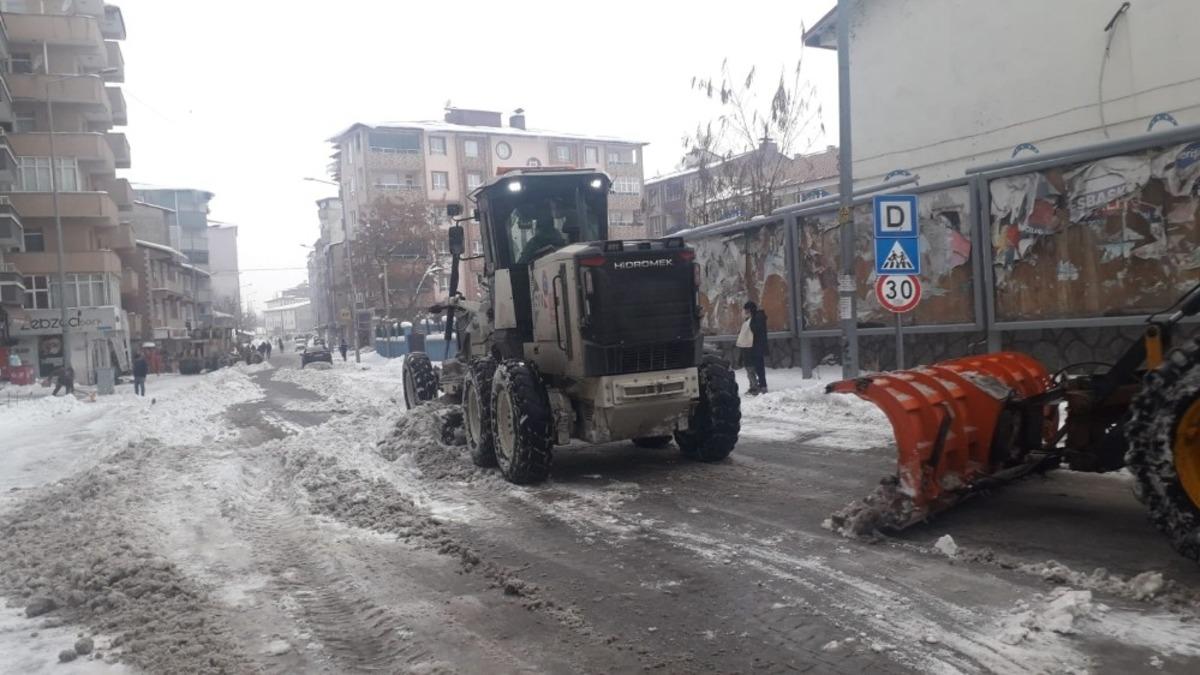 Ağrı Belediyesi ekiplerinin karla m&uuml;cadelesi s&uuml;r&uuml;yor