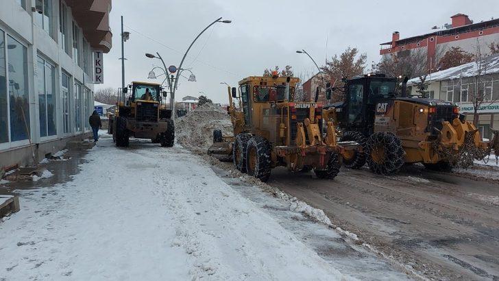 Ağrı Belediyesi ekiplerinin karla mücadelesi sürüyor G2