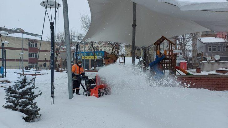 Ağrı Belediyesi ekiplerinin karla mücadelesi sürüyor G3