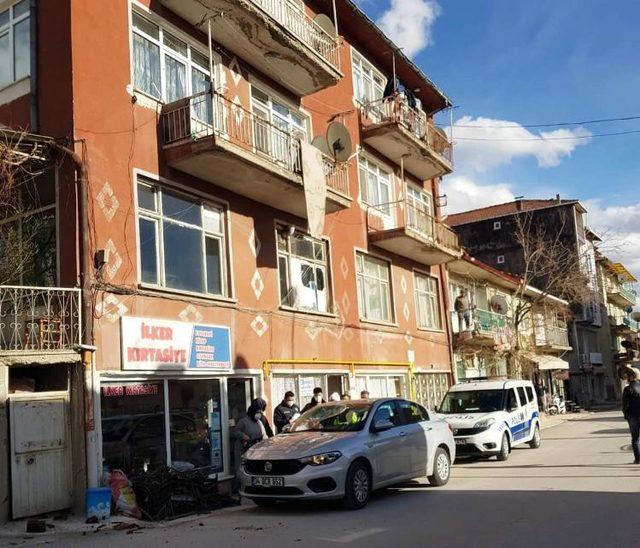 Bacadan kopan parçalar aracın üzerine düştü