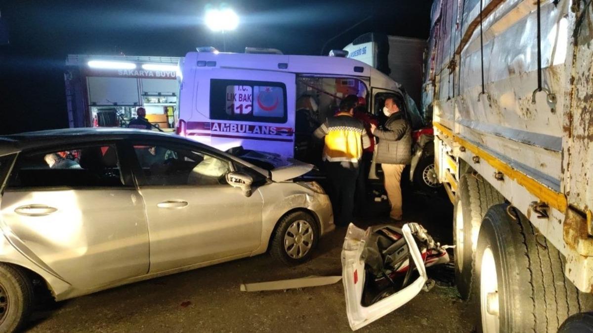 Hasta taşıyan ambulans tırla &ccedil;arpıştı: 2&rsquo;si ağır 8 yaralı