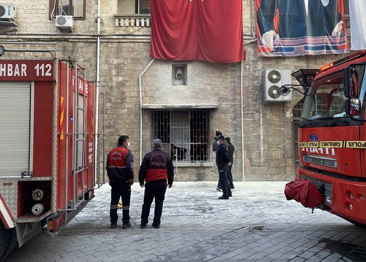 GÜNCELLEME 2 - Mersin Büyükşehir Belediyesi hizmet binasında yangın çıktı G1