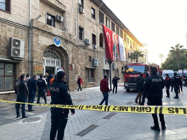 GÜNCELLEME 2 - Mersin Büyükşehir Belediyesi hizmet binasında yangın çıktı G2