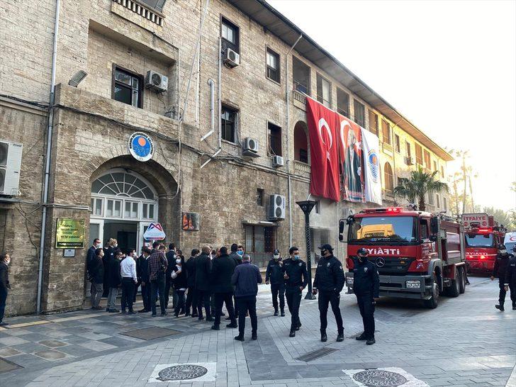 GÜNCELLEME 2 - Mersin Büyükşehir Belediyesi hizmet binasında yangın çıktı G4