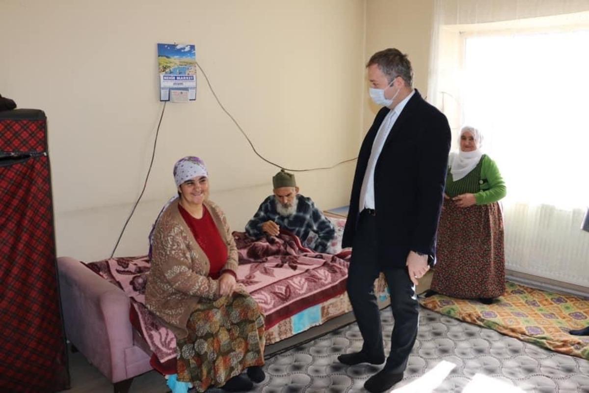 Hizan Kaymakamı Yelek hasta vatandaşların taleplerini evlerinde dinliyor