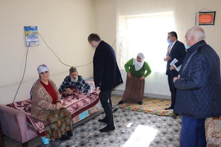 Hizan Kaymakamı Yelek hasta vatandaşların taleplerini evlerinde dinliyor G2