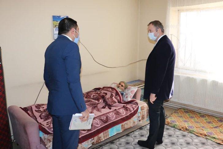 Hizan Kaymakamı Yelek hasta vatandaşların taleplerini evlerinde dinliyor G3