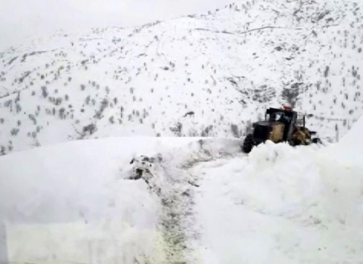Kardan yolu kapanan mezradaki hasta paletli ambulansla hastaneye yetiştirildi
