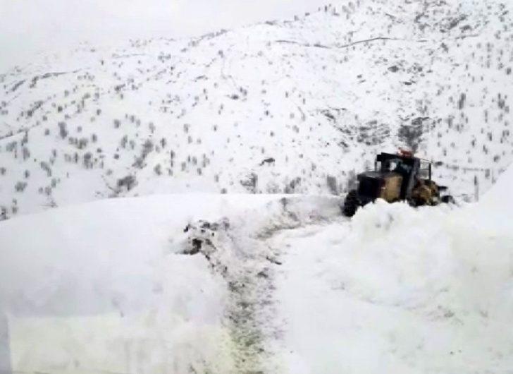 Kardan yolu kapanan mezradaki hasta paletli ambulansla hastaneye yetiştirildi G1