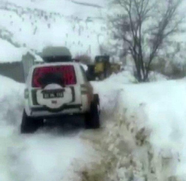 Kardan yolu kapanan mezradaki hasta paletli ambulansla hastaneye yetiştirildi G3