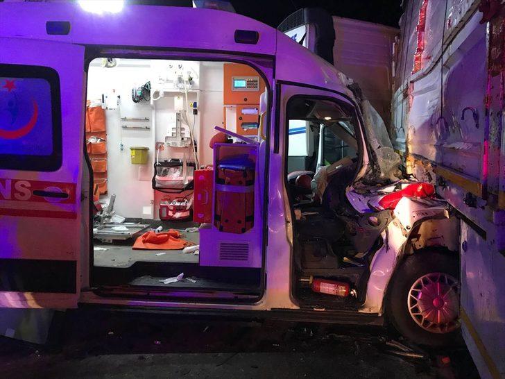 GÜNCELLEME - Sakarya'da ambulansın da karıştığı zincirleme trafik kazası: 8 yaralı G1