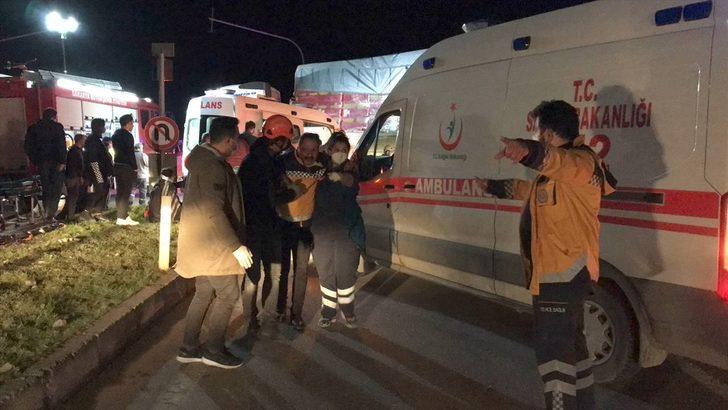 GÜNCELLEME - Sakarya'da ambulansın da karıştığı zincirleme trafik kazası: 8 yaralı G2
