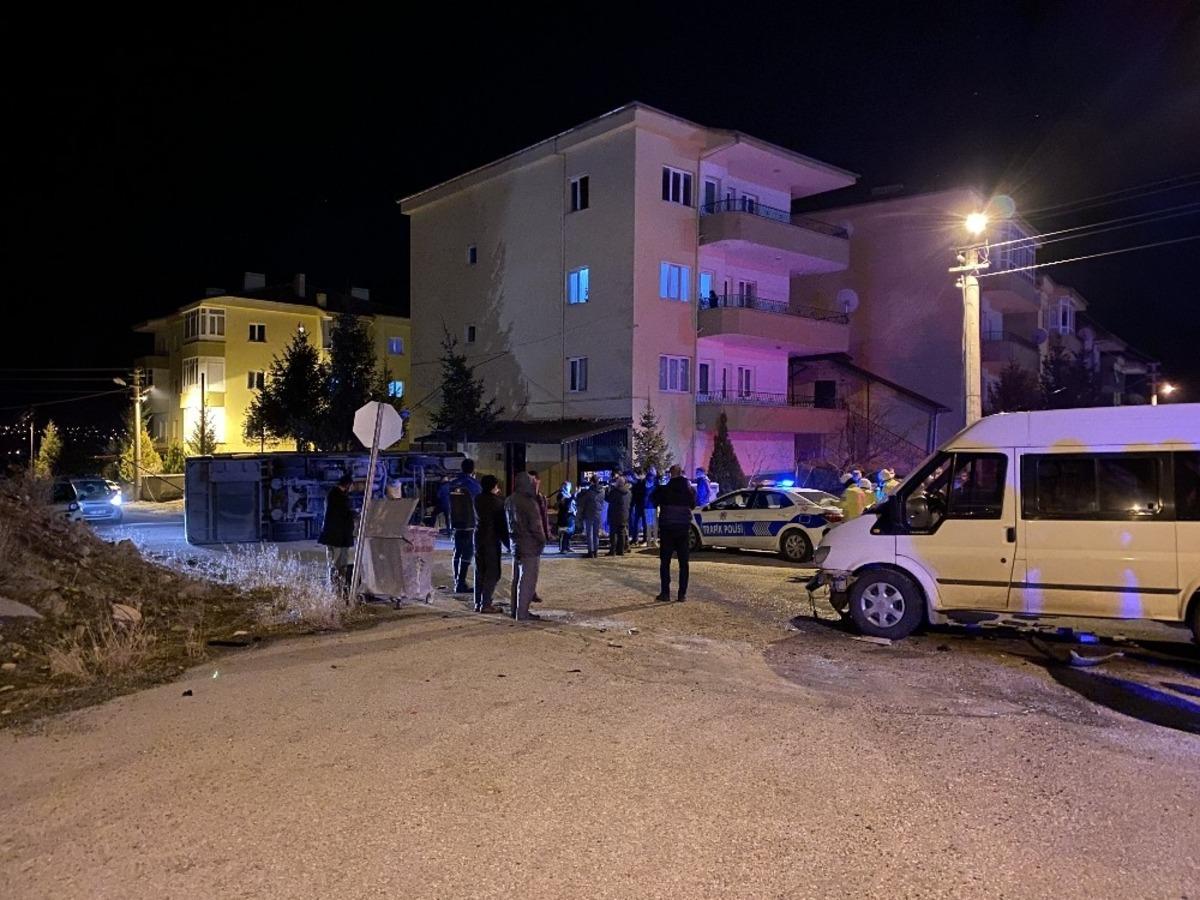 Niğde&rsquo;de halk otob&uuml;s&uuml; minib&uuml;sle &ccedil;arpıştı: 2 yaralı
