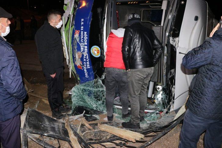 Niğde’de halk otobüsü minibüsle çarpıştı: 2 yaralı G2