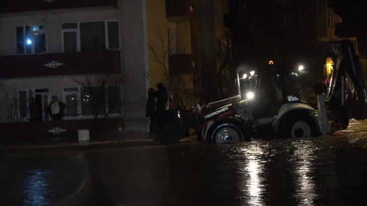 Evlerinde mahsur kalan vatandaşlar iş makinası ile kurtarıldı G1