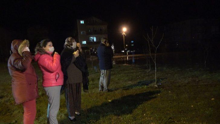 Evlerinde mahsur kalan vatandaşlar iş makinası ile kurtarıldı G2