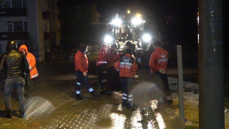 Evlerinde mahsur kalan vatandaşlar iş makinası ile kurtarıldı G3