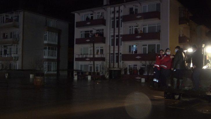 Evlerinde mahsur kalan vatandaşlar iş makinası ile kurtarıldı G4