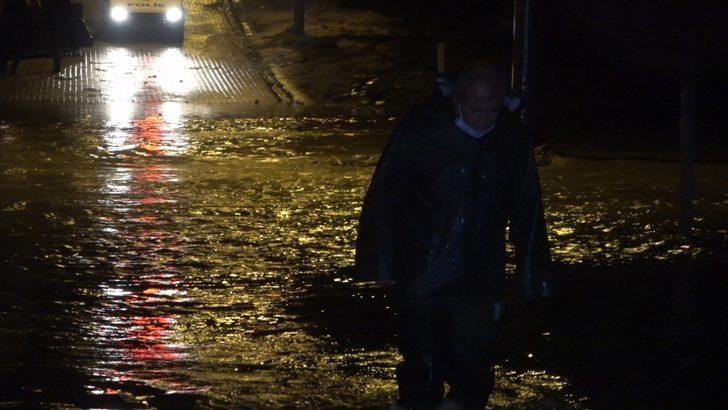 Evlerinde mahsur kalan vatandaşlar iş makinası ile kurtarıldı G5