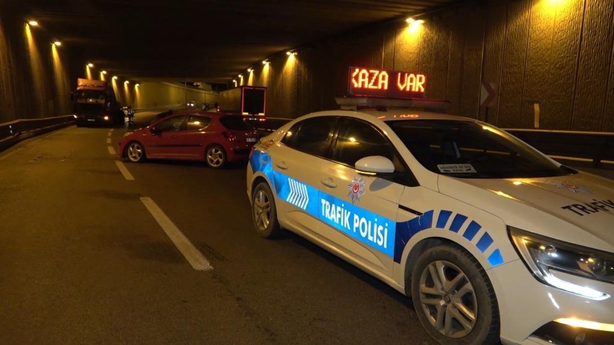Tıra arkadan &ccedil;arpan otomobil 50 metre s&uuml;r&uuml;klendi: 2 yaralı