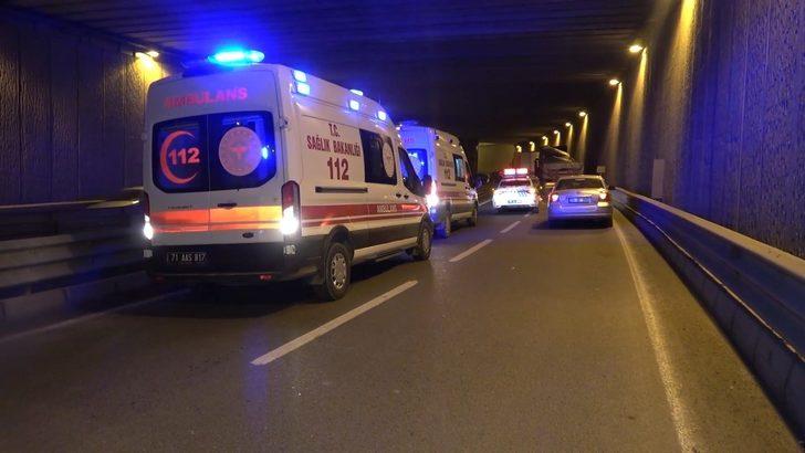 Tıra arkadan çarpan otomobil 50 metre sürüklendi: 2 yaralı G2