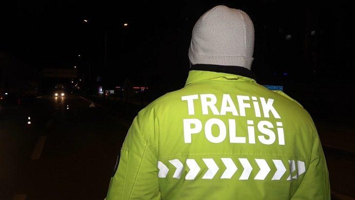 Tıra arkadan çarpan otomobil 50 metre sürüklendi: 2 yaralı G3