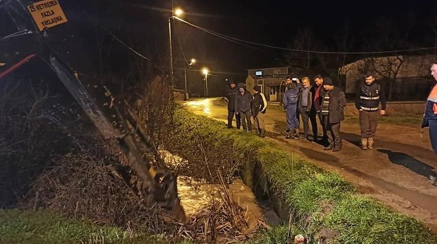 Tekirdağ’da şiddetli sağanak sonrası yol çöktü, sokaklar göle döndü