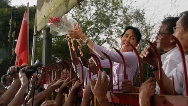Suu Kyi'nin 2010'da ev hapsinin bitmesi kalabalıklar tarafından coşkuyla karşılandı.