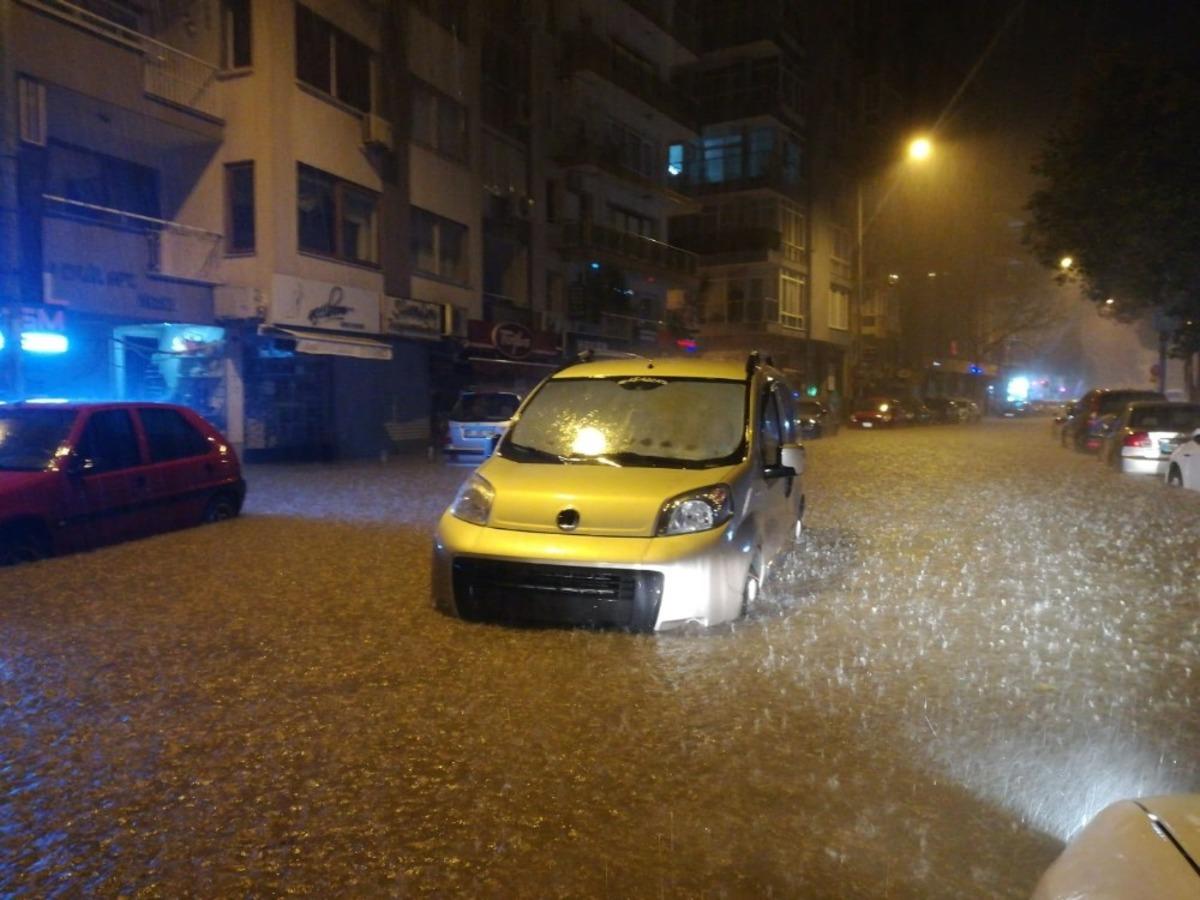 İzmir&rsquo;i sel vurdu: Dereler taştı, ara&ccedil;lar sular altında kaldı