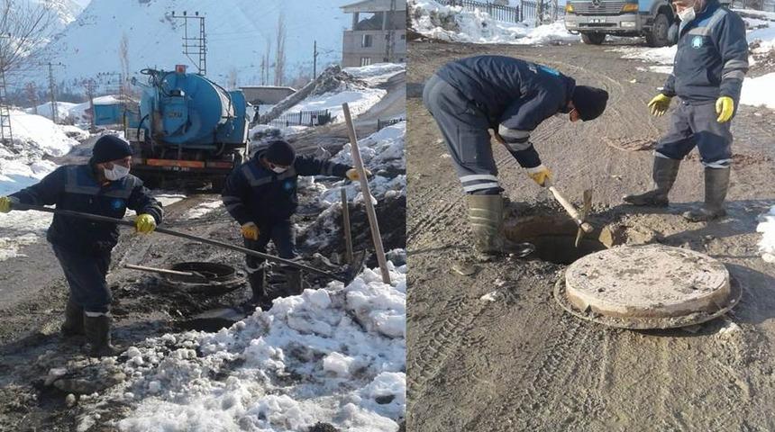 Kanalizasyon ekibinin dondurucu soğukla m&uuml;cadelesi