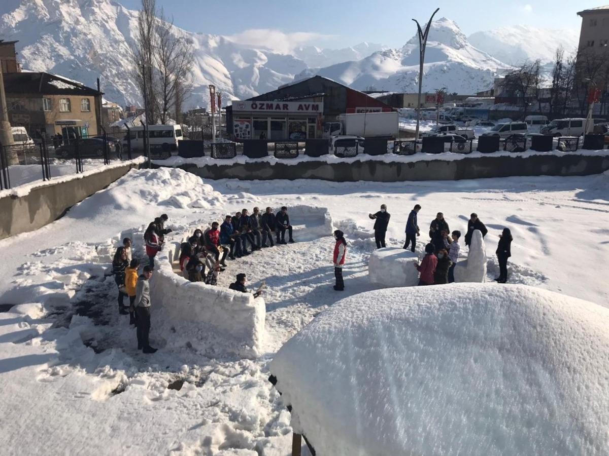 Kardan yapılan amfide kitap okuma ve m&uuml;zik etkinliği