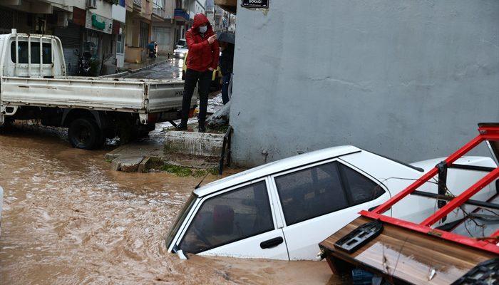 İzmir'de sağanak yağış hayatı felç etti! İzmir Büyükşehir Belediyesi'nden 'evden çıkmayın' uyarısı