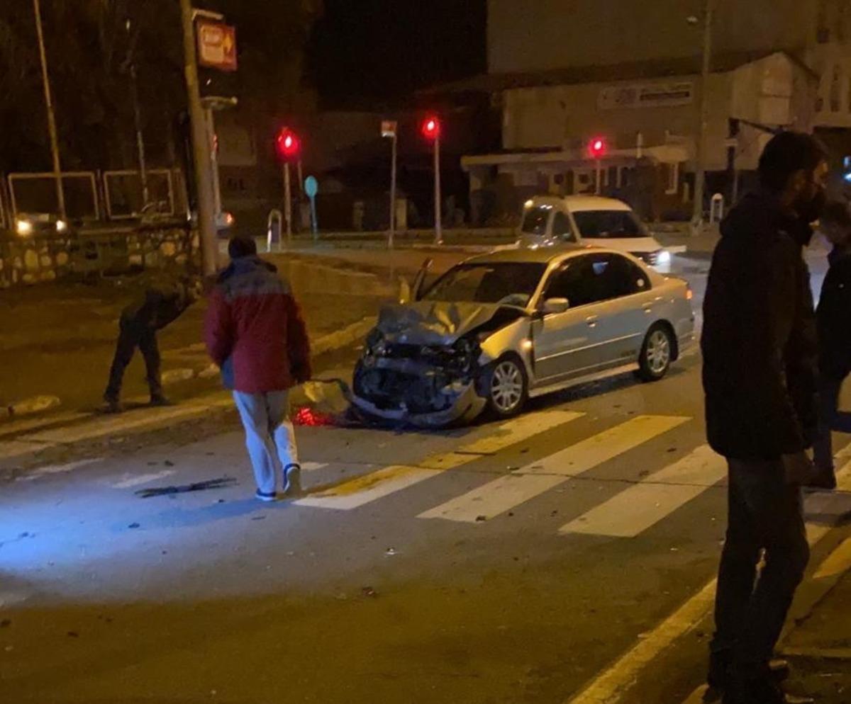 Minib&uuml;s ile otomobil &ccedil;arpıştı: 2 yaralı