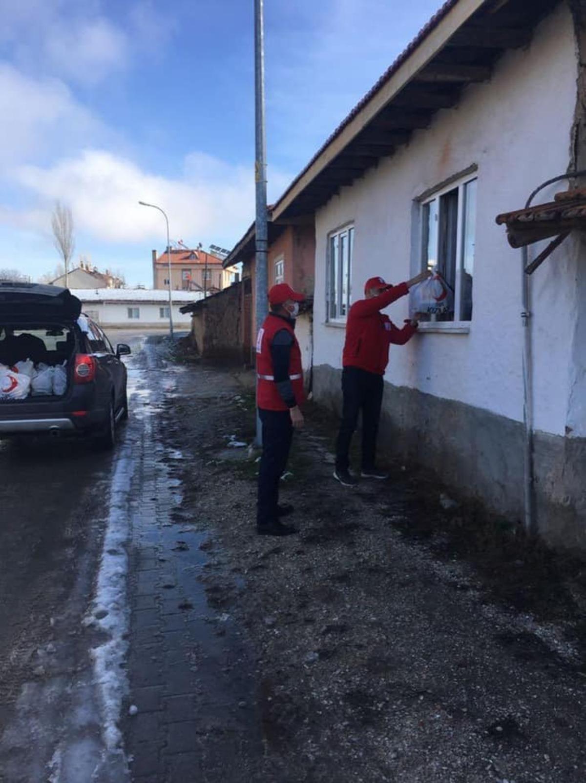 Aslanapa Kızılay ihtiya&ccedil; sahiplerine ulaşıyor