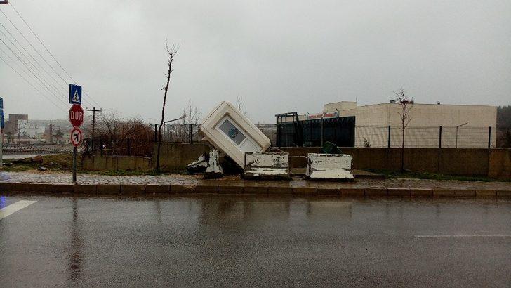 Fırtınadan zabıta kulübesi devrildi, dereler taşma noktasına geldi G1
