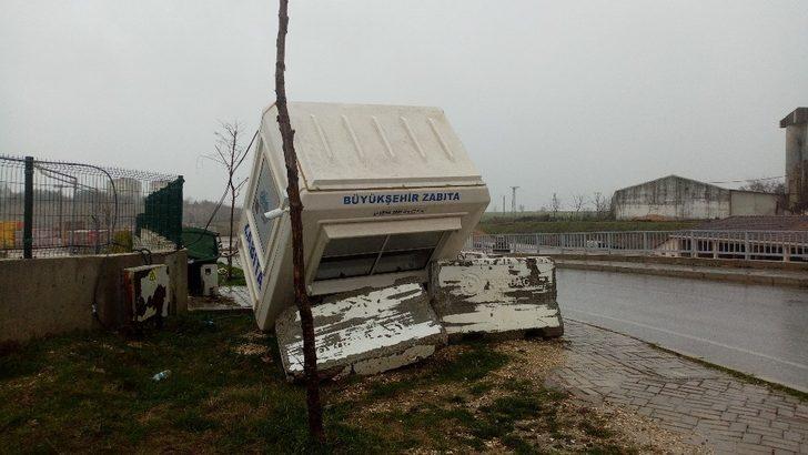 Fırtınadan zabıta kulübesi devrildi, dereler taşma noktasına geldi G2