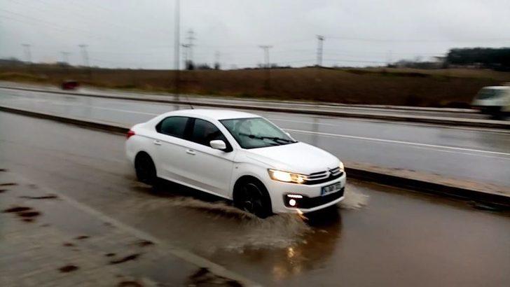 Fırtınadan zabıta kulübesi devrildi, dereler taşma noktasına geldi G3